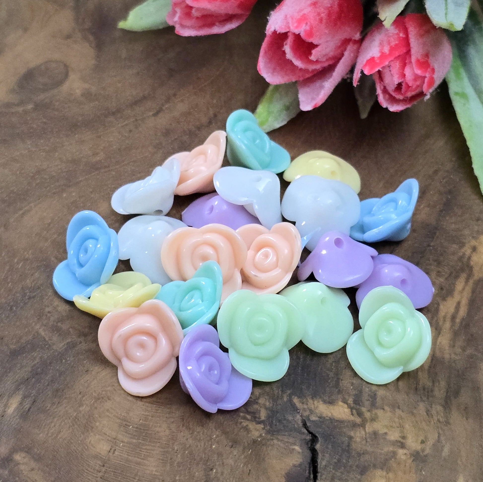 Dieses Set enthält 20 bezaubernde Rosenblüten in einem bunten Farbmix. Jede Blüte misst 1,5 cm und besteht aus opakem Material. Mit einem praktischen Loch lassen sich die Blüten sowohl auffädeln als auch annähen, wodurch sie perfekt für kreative Projekte wie Makramee, Schmuckdesign, Bastelarbeiten oder auch als dekorative Knöpfe geeignet sind.