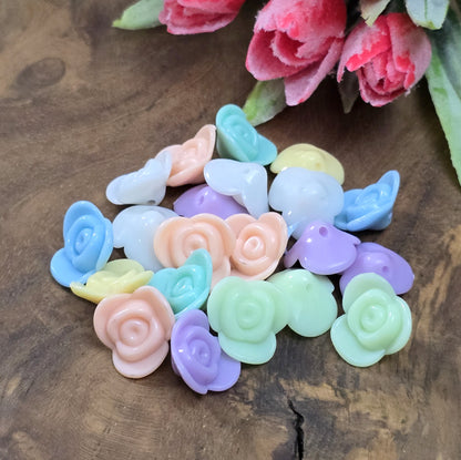 Dieses Set enthält 20 bezaubernde Rosenblüten in einem bunten Farbmix. Jede Blüte misst 1,5 cm und besteht aus opakem Material. Mit einem praktischen Loch lassen sich die Blüten sowohl auffädeln als auch annähen, wodurch sie perfekt für kreative Projekte wie Makramee, Schmuckdesign, Bastelarbeiten oder auch als dekorative Knöpfe geeignet sind.