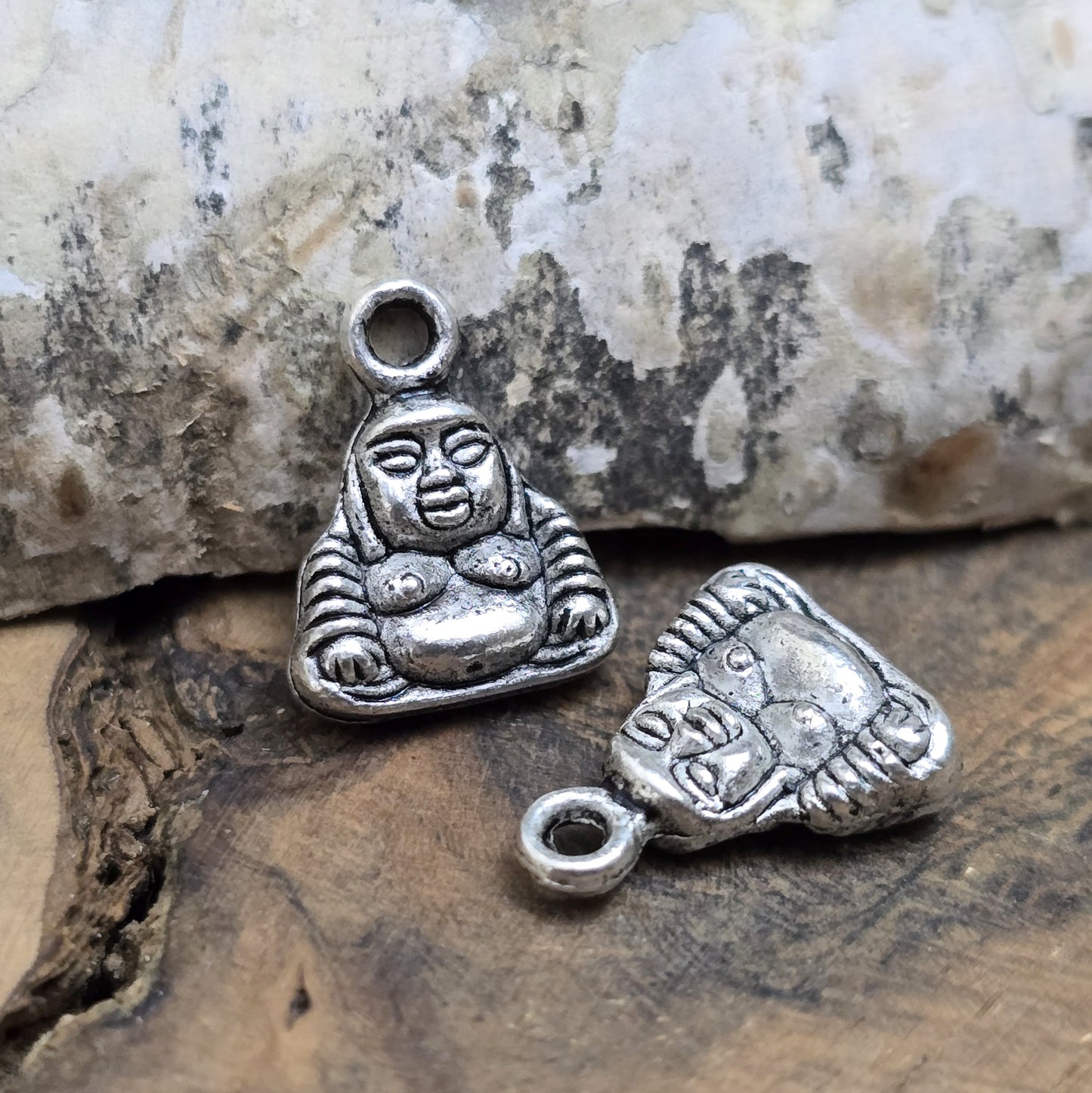 Diese kleinen Anhänger im rustikalen, antiken Look bieten zahlreiche Verwendungsmöglichkeiten und sind ideal für die Schmuckherstellung. Perfekt für Ohrringe, Bettelarmbänder, Schlüsselanhänger, Taschenanhänger oder als kreative Verzierung für Kerzen, Geschenkverpackungen und mehr.