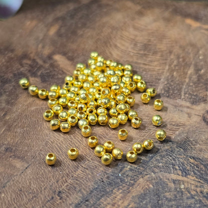 100 kleine vergoldete Metallperlen (2 mm) – ideal als Spacer für Armbänder, Ohrringe und DIY-Schmuck. Vielseitig, glänzend, fein gearbeitet.