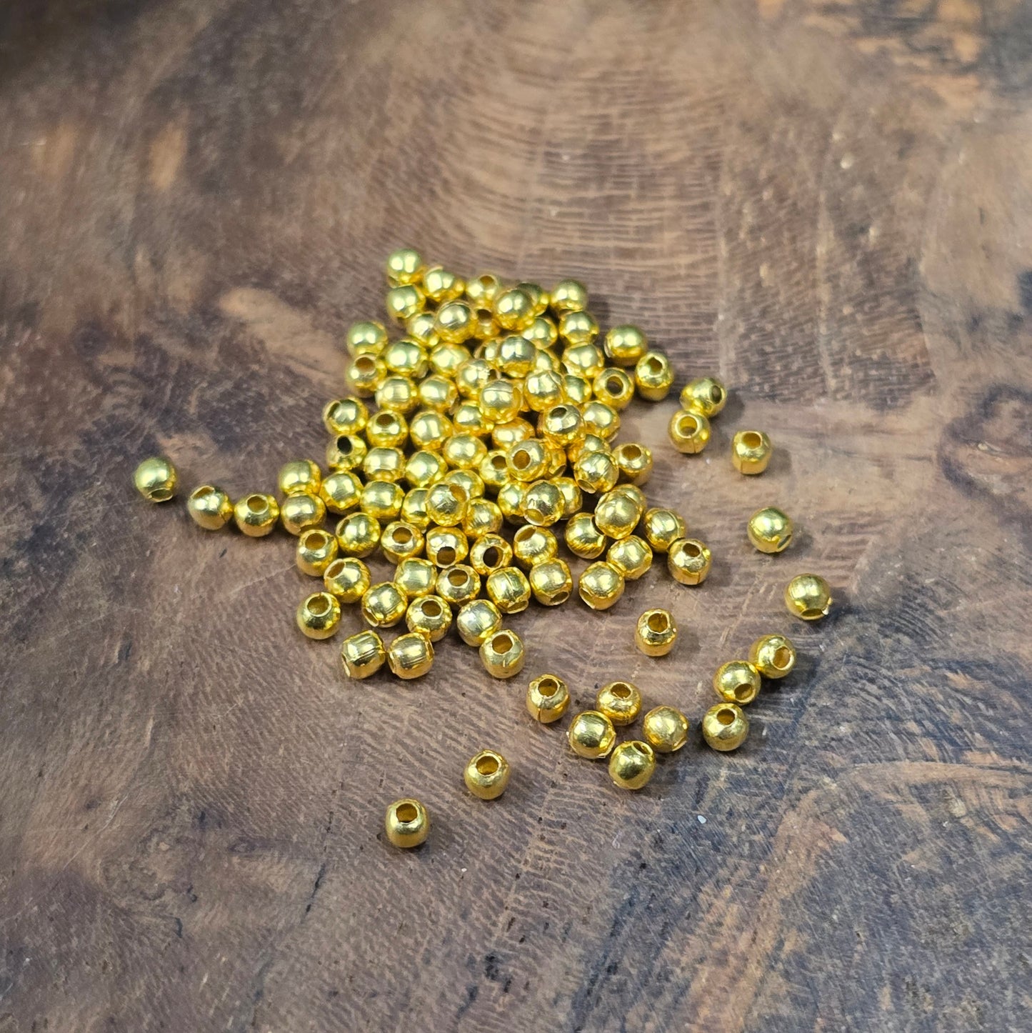 100 kleine vergoldete Metallperlen (2 mm) – ideal als Spacer für Armbänder, Ohrringe und DIY-Schmuck. Vielseitig, glänzend, fein gearbeitet.