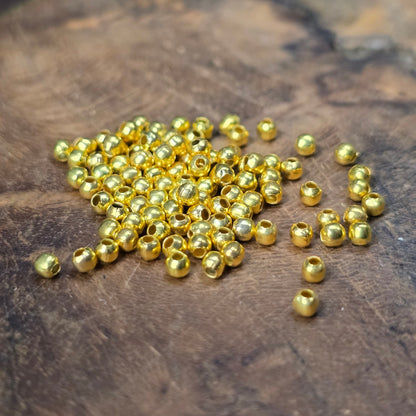 100 kleine vergoldete Metallperlen (2 mm) – ideal als Spacer für Armbänder, Ohrringe und DIY-Schmuck. Vielseitig, glänzend, fein gearbeitet.