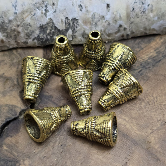 4 konische Kappen aus Metall, Ethnodesign, 11x8mm, antik goldfarbig

Diese konischen Kappen aus Metall bieten einen stilvollen Abschluss für Perlen, Ketten oder Armbänder. Sie sind auch ideal, um Perlen vor dem Anstoßen zu schützen und verleihen deinem Schmuck oder Accessoire eine geheimnisvolle Note.