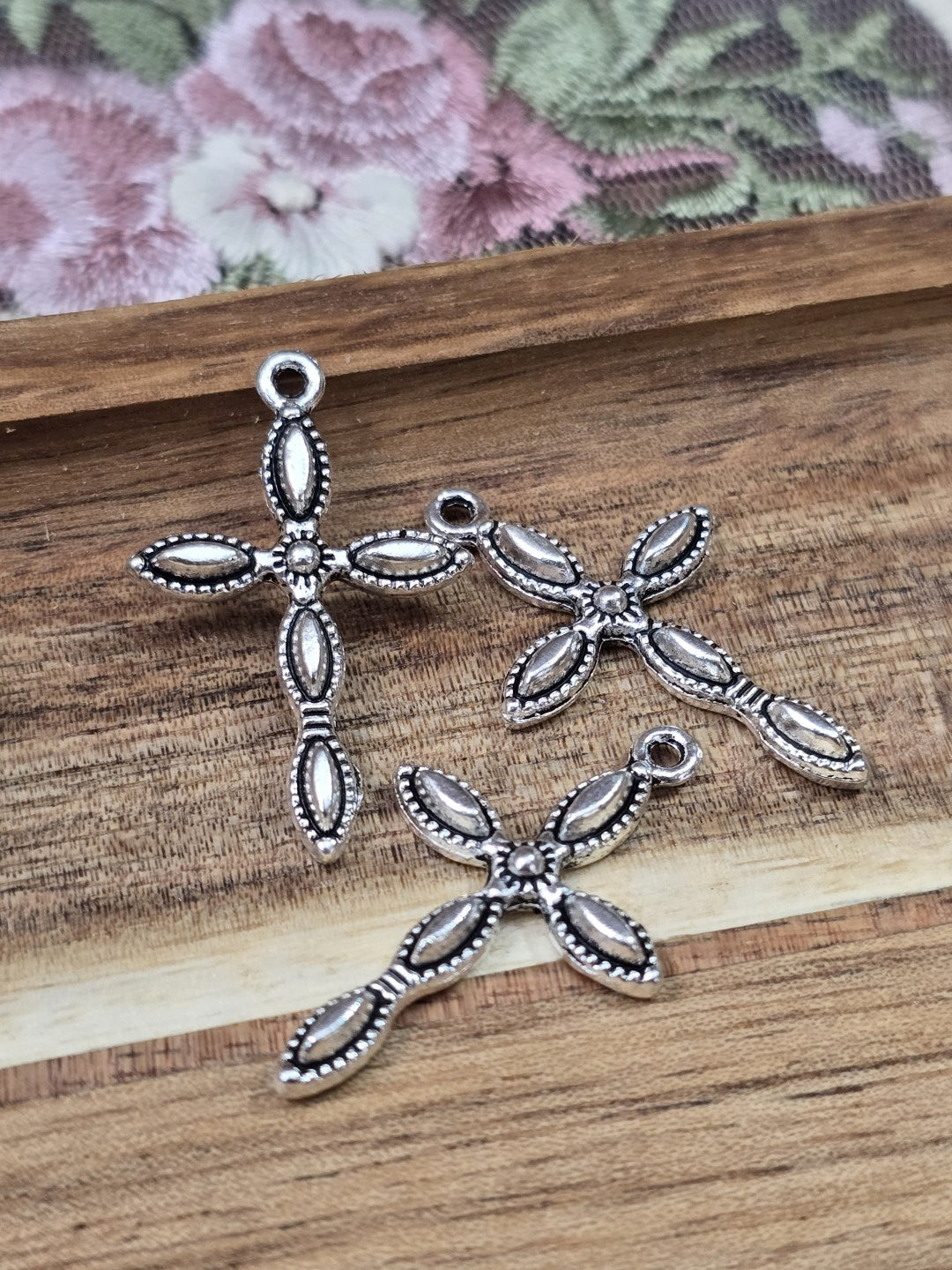 Drei kleine Schmuck-Kreuze in Antiksilber-Optik mit Öse für DIY-Ketten und Armbänder.