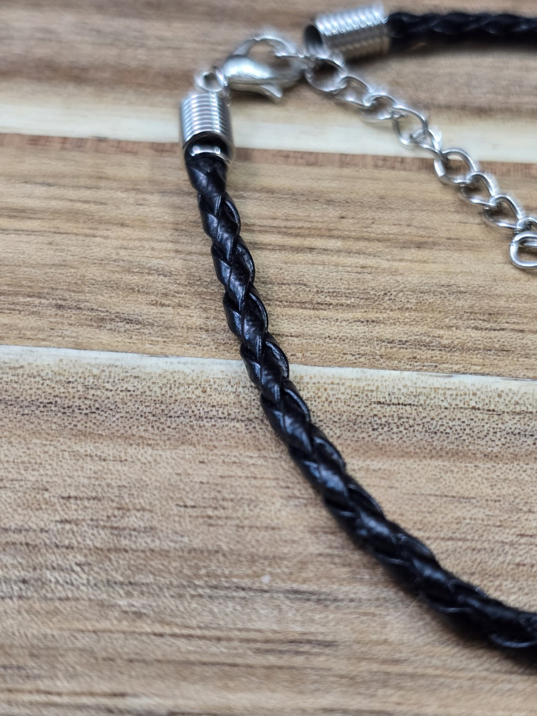 Nahaufnahme der geflochtenen Struktur des schwarzen Kunstleder-Armbands.