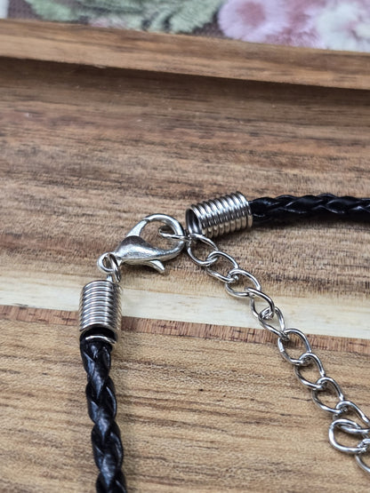 Detailansicht des silbernen Karabinerverschlusses mit Verlängerungskette am Kunstlederarmband.