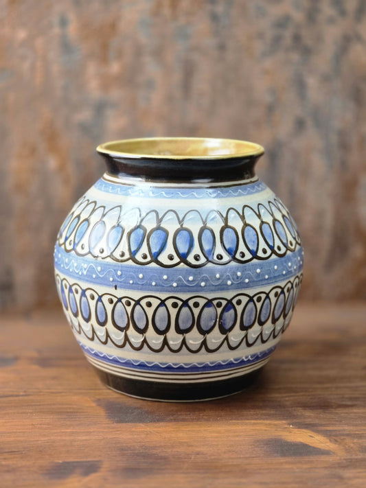 Bauchige DDR Keramikvase in Blau, Weiß und Braun, wohl Lausitzer Keramik aus Bischofswerda, 15 cm hoch, mit handgemaltem Dekor und warmer glasierter Innenseite.