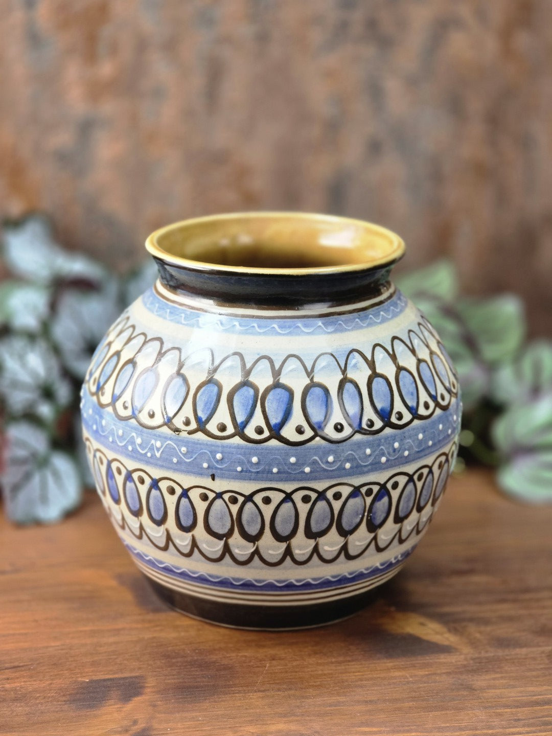 Lausitzer Keramikvase mit runder Form und eingezogener Öffnung, handdekoriert im Stil der 1960er bis 1970er Jahre, German Design aus der DDR.