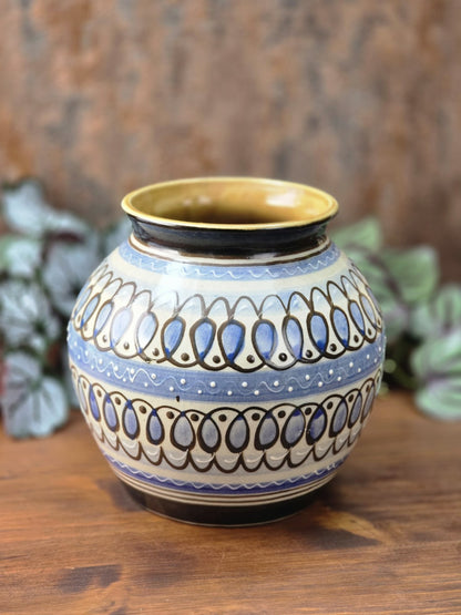 Lausitzer Keramikvase mit runder Form und eingezogener Öffnung, handdekoriert im Stil der 1960er bis 1970er Jahre, German Design aus der DDR.