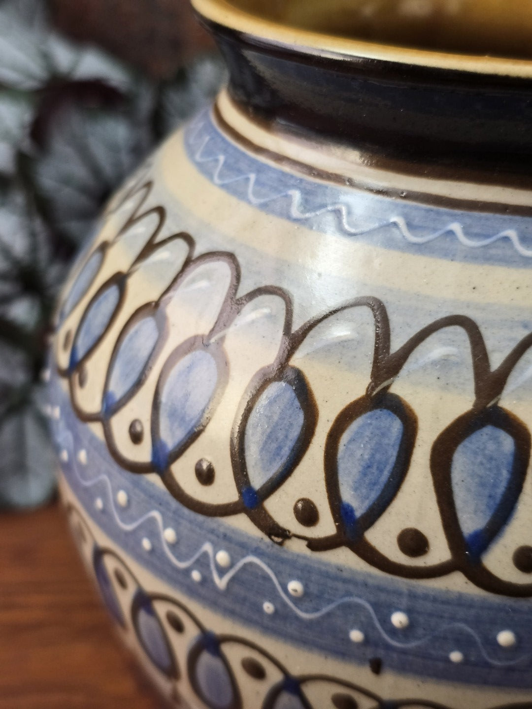 Details einer DDR Design Vase aus Keramik mit Engobemalerei, bauchige Silhouette, caramellig glasiertes Inneres und sichtbarer handwerklicher Anmutung, ca. 735 g schwer.
