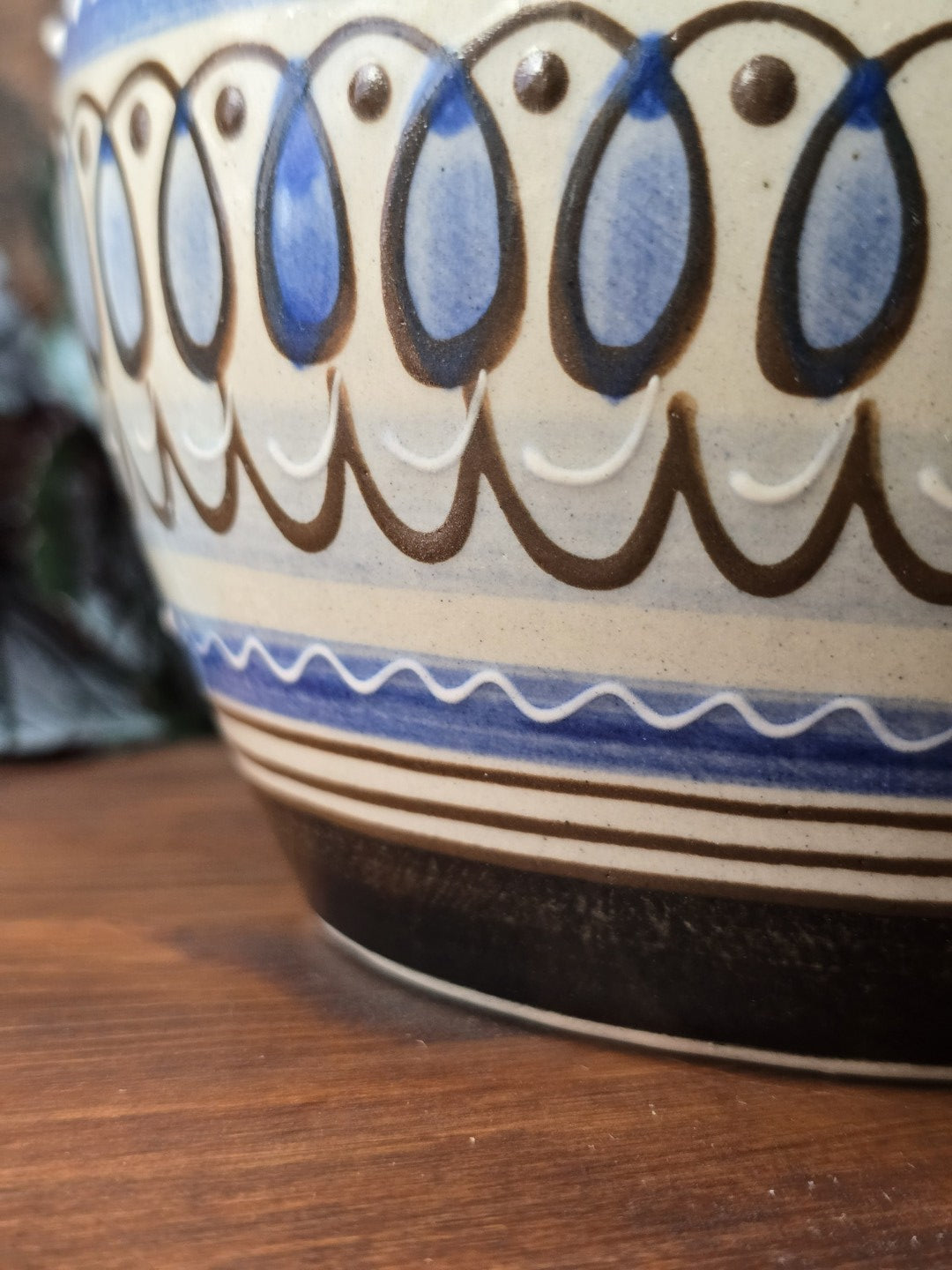 Untere Bodenansicht der DDR Design Vase aus Keramik mit Engobemalerei, bauchige Silhouette, caramellig glasiertes Inneres und sichtbarer handwerklicher Anmutung, ca. 735 g schwer.