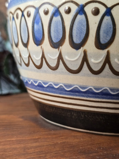 Untere Bodenansicht der DDR Design Vase aus Keramik mit Engobemalerei, bauchige Silhouette, caramellig glasiertes Inneres und sichtbarer handwerklicher Anmutung, ca. 735 g schwer.