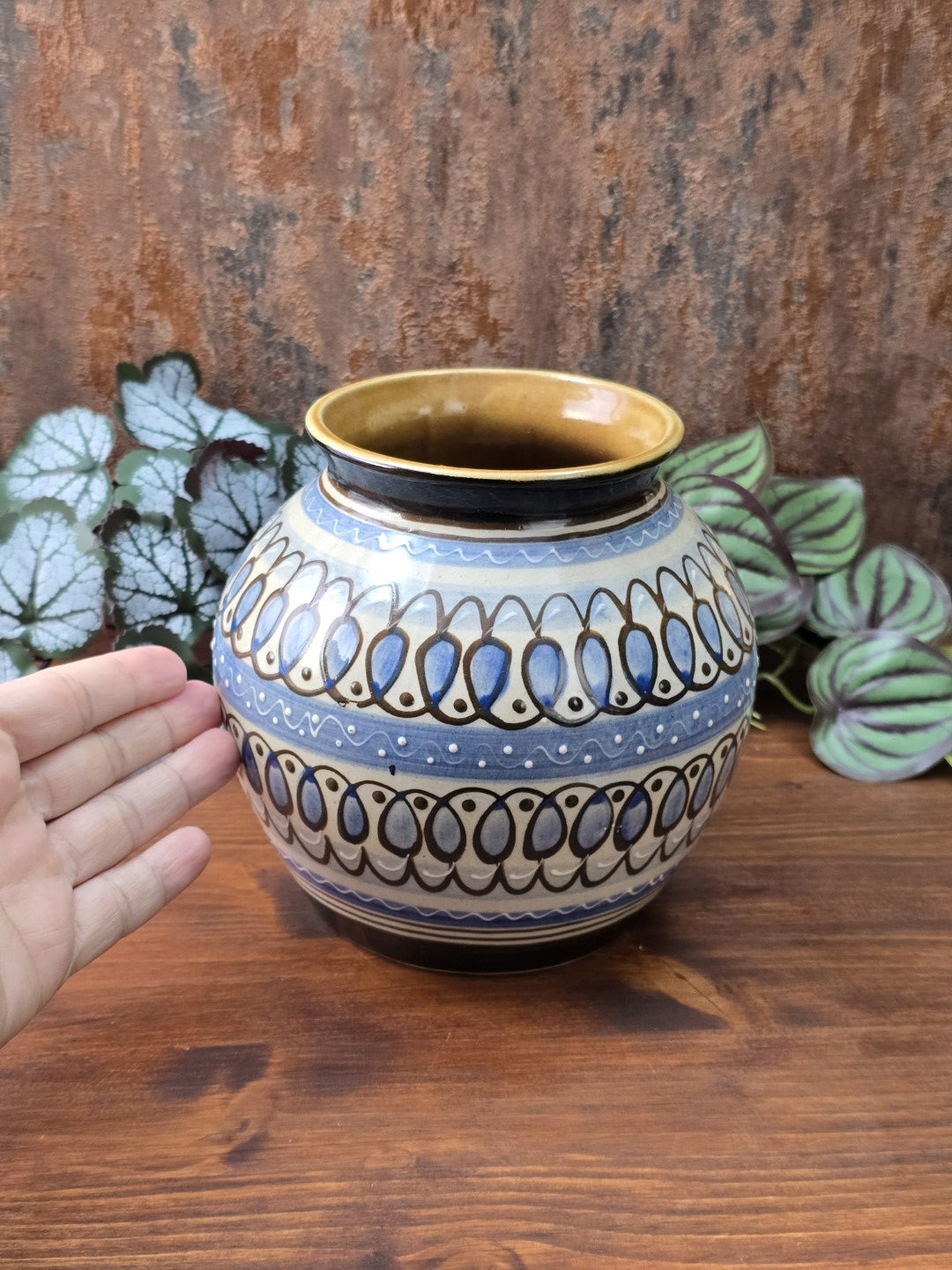 Größenvergleich mit Hand. Sammlerstück aus Ostdeutschland, vermutlich VEB Lausitzer Keramik Bischofswerda, blau-weiß-braune Vintage Vase mit feinem Haarriss am Standring und guter Gesamtausstrahlung.