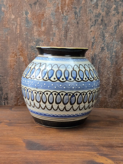 Vintage Vase im Mid-Century Stil aus deutscher Keramik, cremefarbener Grundton mit blau-braunem Ornamentdekor, weißer Scherben, dekorativ für Sideboard und Regal.