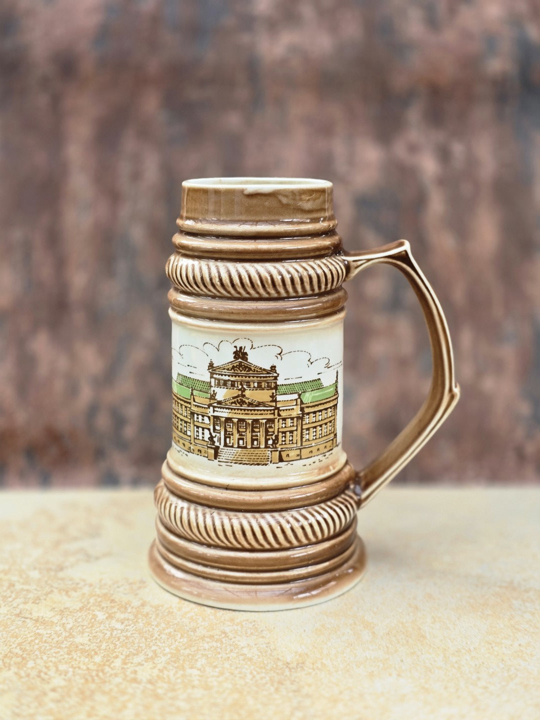 Großer 1L Porzellan Bierkrug 750 Jahre Berlin 1987, CP Lettin, Motiv Schauspielhaus Gendarmenmarkt & Berliner Wappen, braune Glasur, Sammlerzustand.