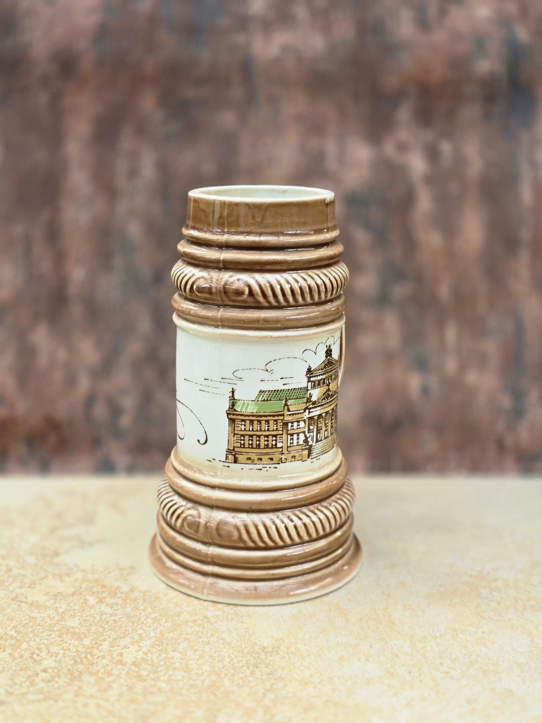 Großer 1L Bierkrug von CP Lettin zum Jubiläum 750 Jahre Berlin 1987, mit Schauspielhaus am Gendarmenmarkt, Berliner Wappen und brauner Glasur.