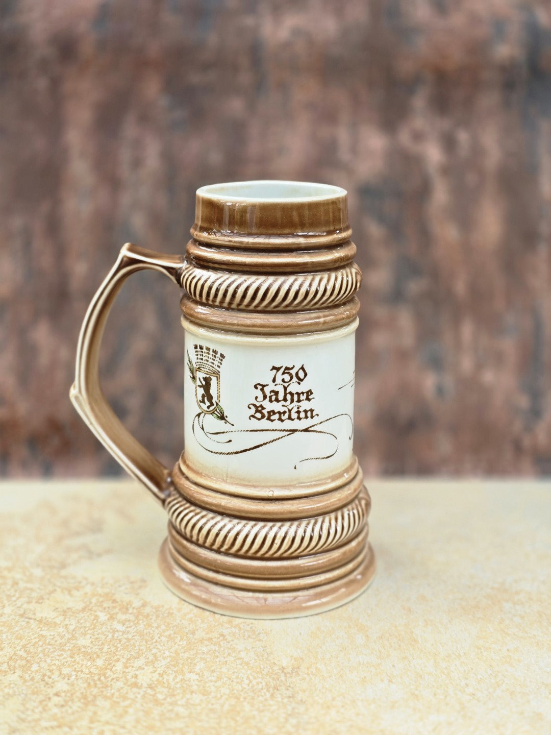 Vintage Bierkrug 1 Liter von CP Lettin, 750 Jahre Berlin 1987, mit Motiv Schauspielhaus Gendarmenmarkt, Berliner Wappen und brauner Glasur.