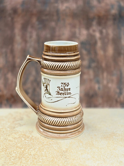 Vintage Bierkrug 1 Liter von CP Lettin, 750 Jahre Berlin 1987, mit Motiv Schauspielhaus Gendarmenmarkt, Berliner Wappen und brauner Glasur.