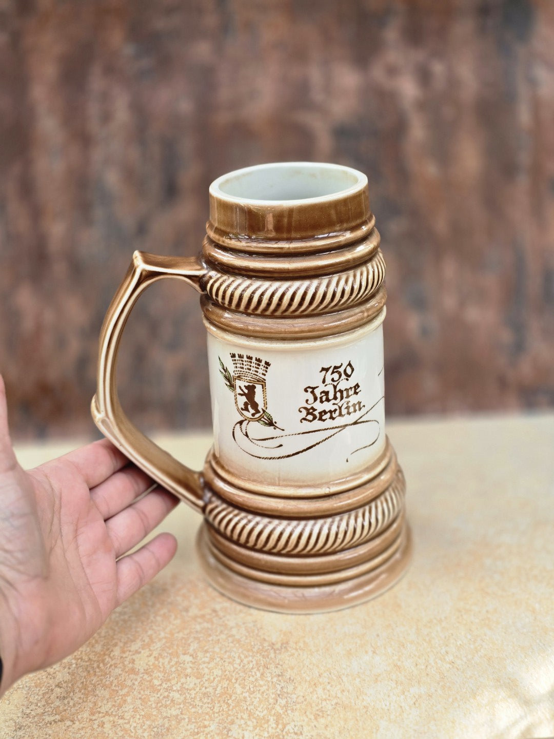 Brauner 1-Liter-Bierkrug von CP Lettin, Vintage Souvenir zu 750 Jahre Berlin 1987, mit Schauspielhaus-Motiv und Berliner Wappen.