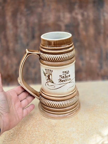 Brauner 1-Liter-Bierkrug von CP Lettin, Vintage Souvenir zu 750 Jahre Berlin 1987, mit Schauspielhaus-Motiv und Berliner Wappen.