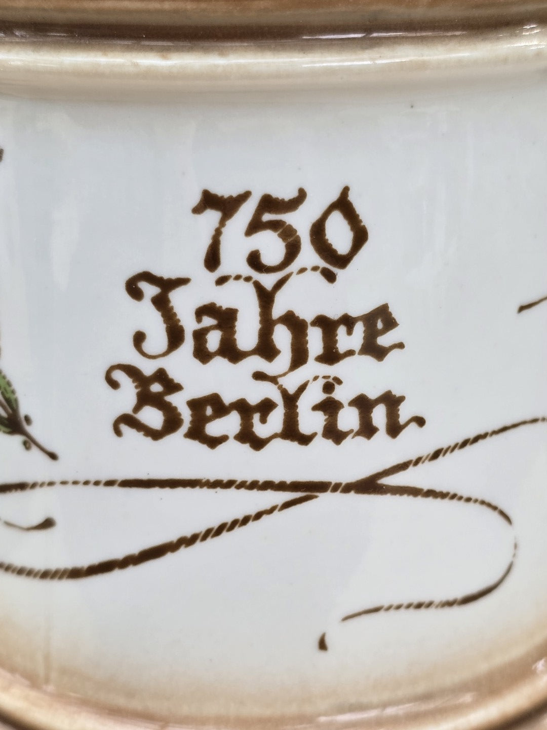 Großer Vintage Bierkrug von CP Lettin mit 1L Fassungsvermögen, Jubiläum 750 Jahre Berlin 1987, Gendarmenmarkt-Motiv und brauner Glasur.