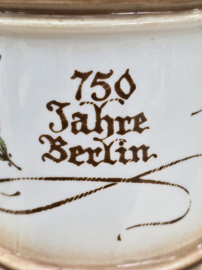 Großer Vintage Bierkrug von CP Lettin mit 1L Fassungsvermögen, Jubiläum 750 Jahre Berlin 1987, Gendarmenmarkt-Motiv und brauner Glasur.