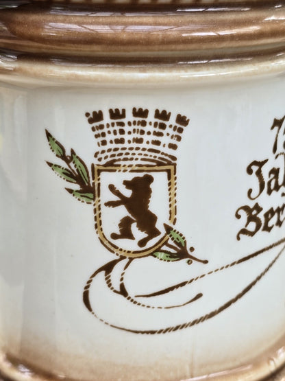 Sammler-Bierkrug von CP Lettin zum Berlin-Jubiläum 1987, 1 Liter, braune Glasur, Schauspielhaus am Gendarmenmarkt und Berliner Wappen.