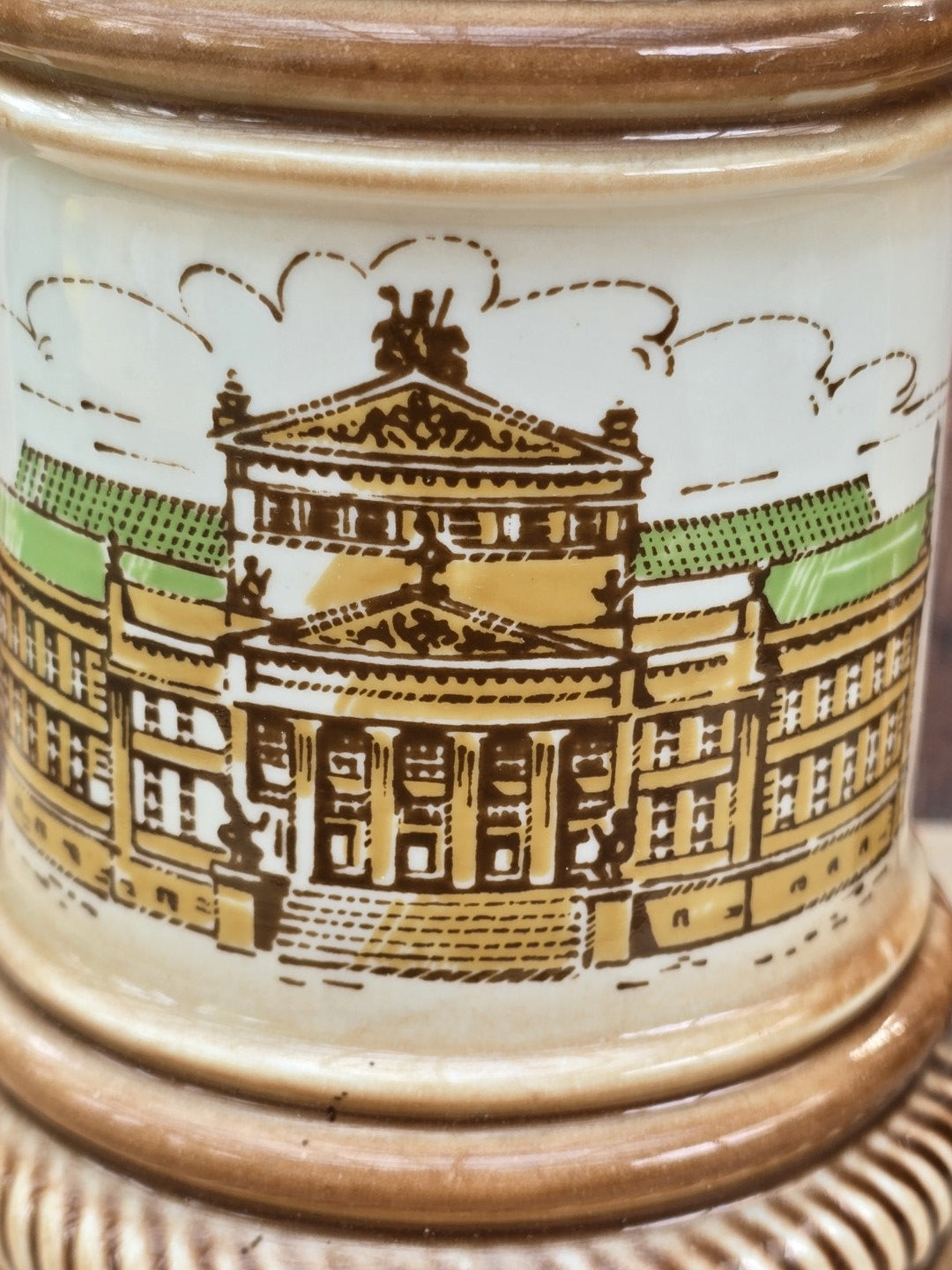 1L Porzellan Bierkrug von CP Lettin, 750 Jahre Berlin 1987, mit brauner Glasur, Berliner Wappen und Schauspielhaus Gendarmenmarkt.
