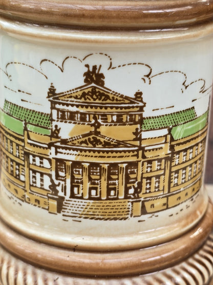 1L Porzellan Bierkrug von CP Lettin, 750 Jahre Berlin 1987, mit brauner Glasur, Berliner Wappen und Schauspielhaus Gendarmenmarkt.
