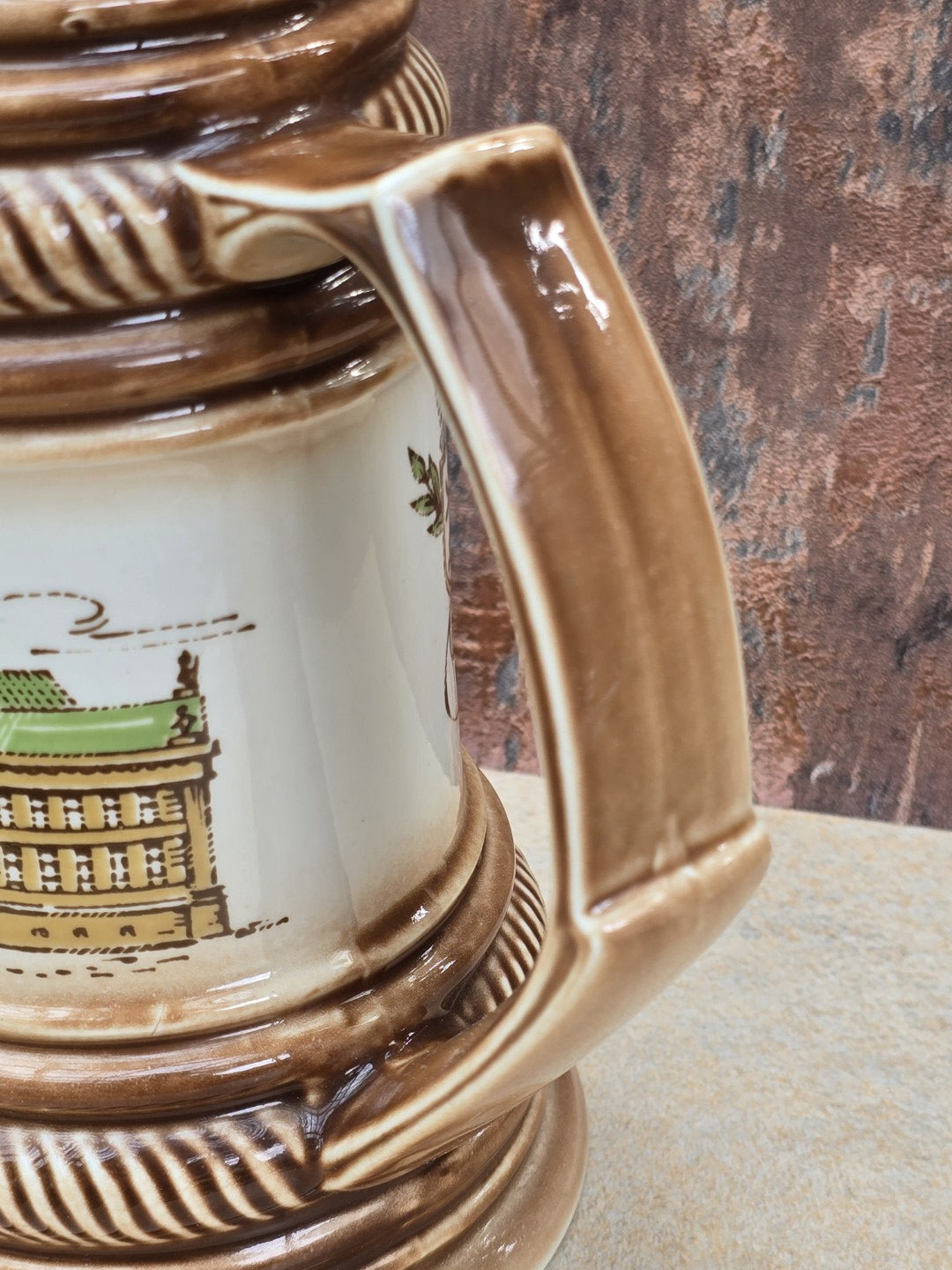 CP Lettin Vintage Bierkrug 1 Liter in Braun, Stadtjubiläum 750 Jahre Berlin 1987, mit Berliner Wappen und Schauspielhaus am Gendarmenmarkt.