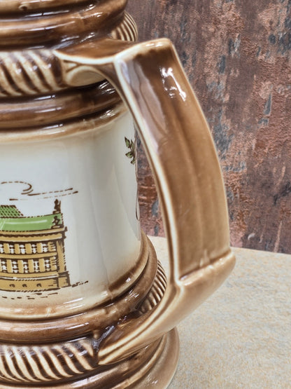 CP Lettin Vintage Bierkrug 1 Liter in Braun, Stadtjubiläum 750 Jahre Berlin 1987, mit Berliner Wappen und Schauspielhaus am Gendarmenmarkt.
