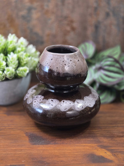 Vintage Keramikvase mit bauchigem Unterteil, kugeligem Hals und braun-cremefarbener Verlaufsglasur auf einem Holztisch.