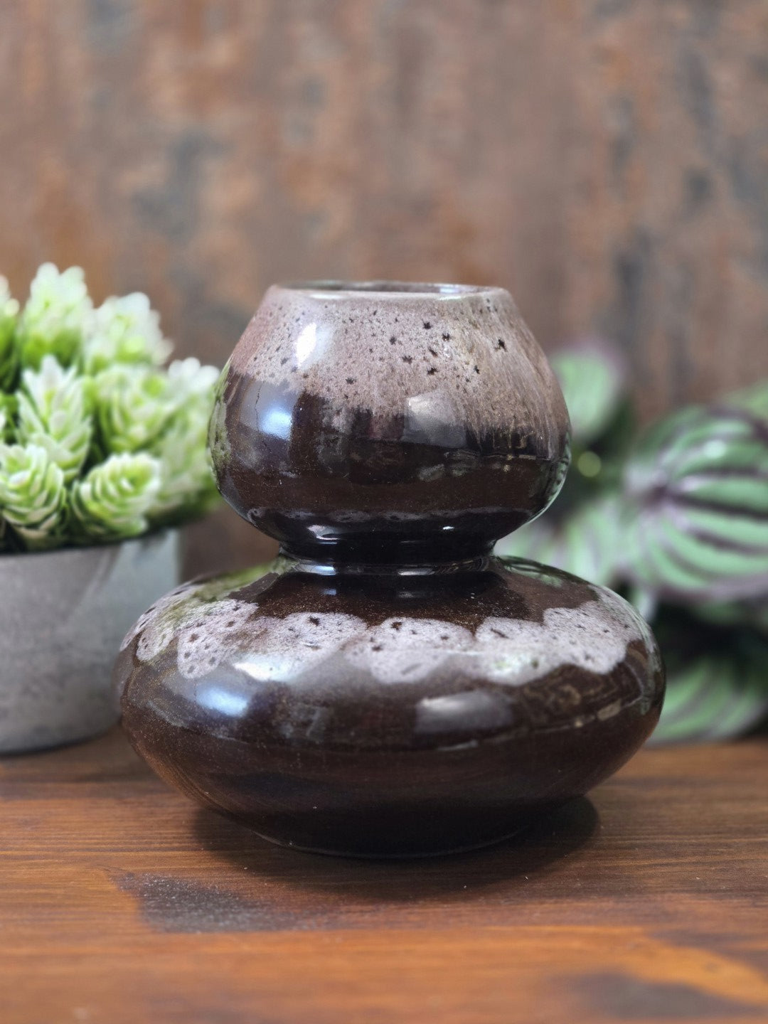 Vintage Keramikvase mit glänzend dunkelbrauner Glasur, heller Sprenkelung und wolkenartigem Dekorband in Frontalansicht.
