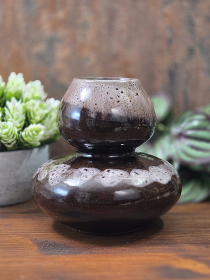 Vintage Keramikvase mit glänzend dunkelbrauner Glasur, heller Sprenkelung und wolkenartigem Dekorband in Frontalansicht.