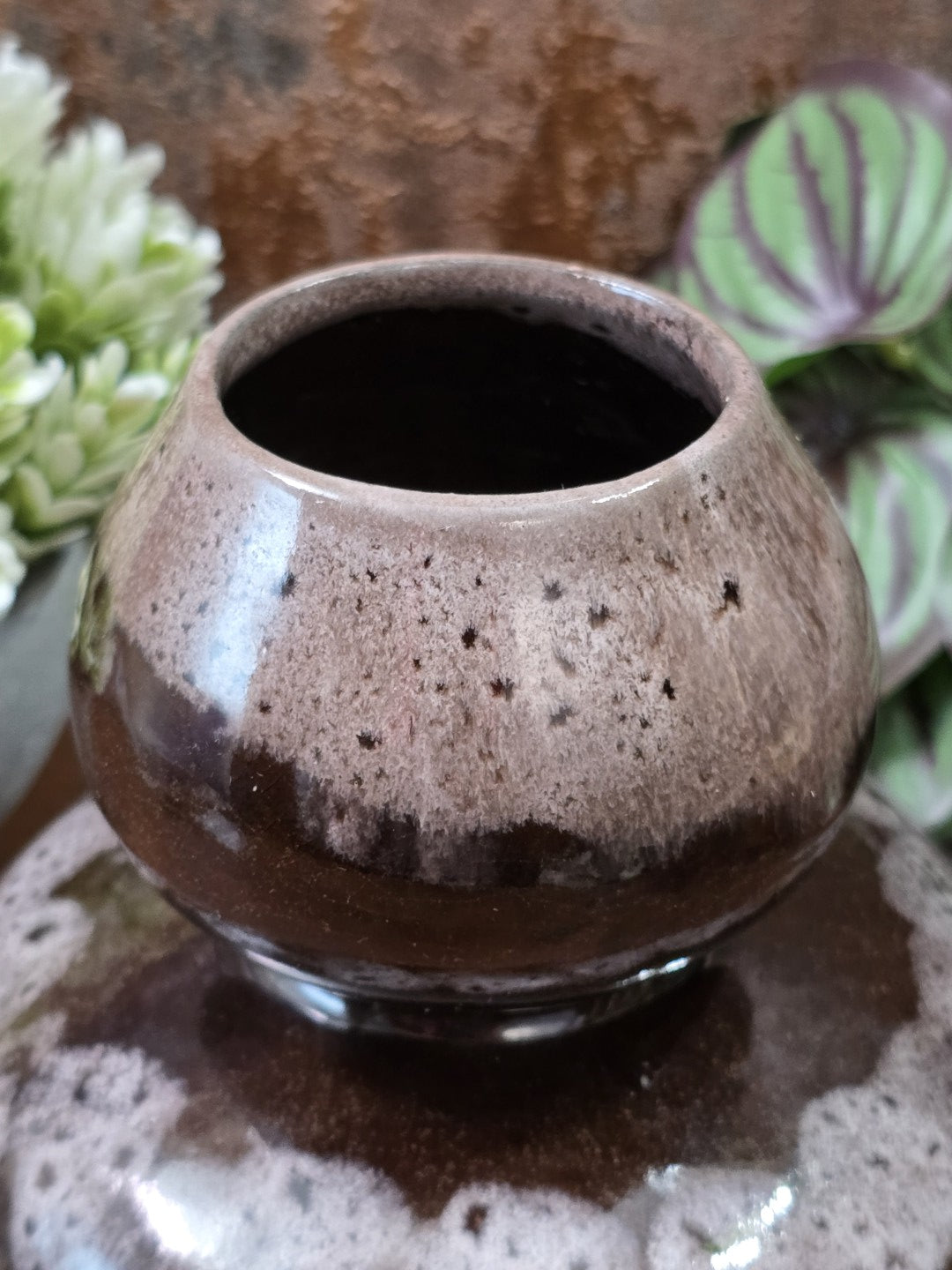 Vintage Keramikvase mit rundem Halsgefäß, dunkler Innenfläche und beige-grau gesprenkelter Glasur in Detailansicht der Öffnung.