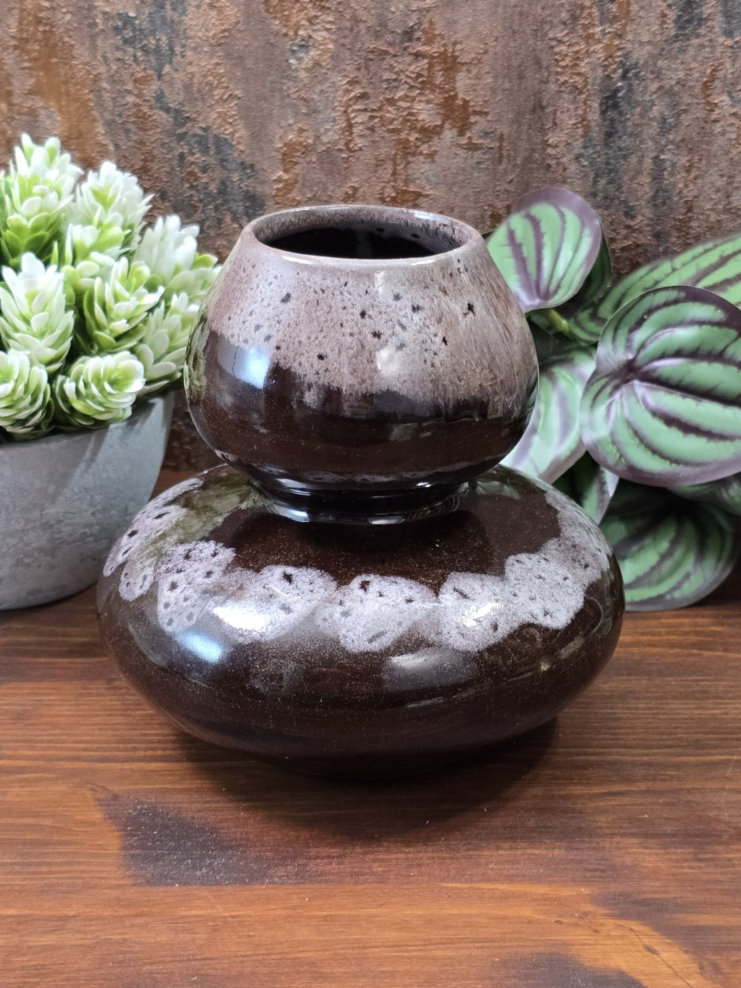 Vintage Keramikvase mit hell gesprenkeltem Dekorband auf dunkelbrauner Glasur und sichtbarem Übergang zwischen den beiden Gefäßformen.