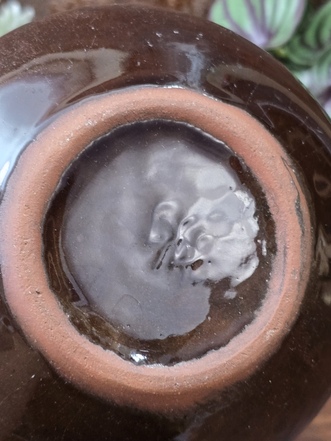 Vintage Keramikvase in Bodenansicht mit unglasiertem Standring und eingeprägter, teilweise sichtbarer Bodenmarkierung.
