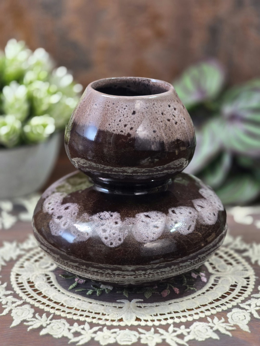 Vintage Keramikvase mit gestufter Kugelform, brauner Glasur, heller Sprenkelung und umlaufendem Dekor in leicht gedrehter Ansicht.