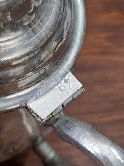 Versilberte Teekanne mit Nahaufnahme der Scharnierplatte, eingravierter Zahl 67 und matter Patina am Deckelrand