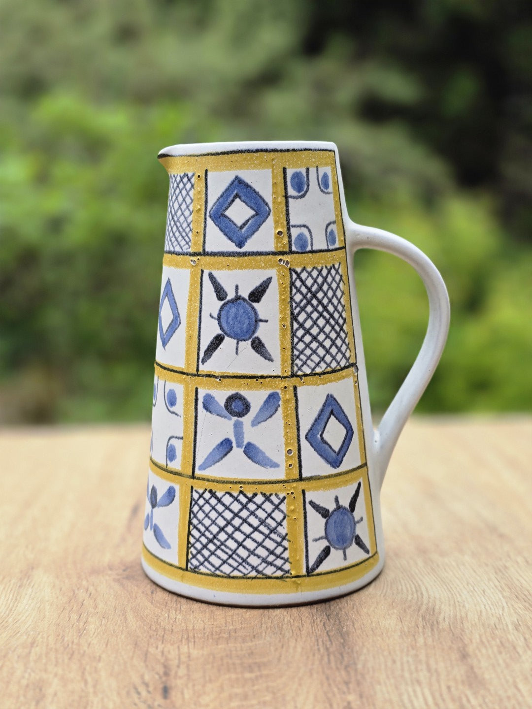 Kunsttöpferei Marschner Krug Modell 333 aus DDR-Keramik, ca. 1960er bis 1970er Jahre, mit blau-gelbem Dekor und geometrischer Mid-Century-Optik.