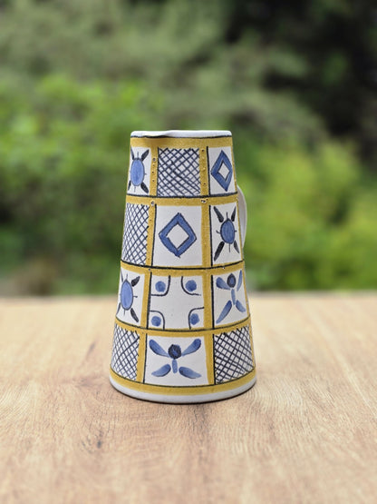 DDR-Keramikkrug von Marschner, Modell 333, aus den 1960er bis 1970er Jahren mit blau-gelbem Dekor und geometrischer Mid-Century-Optik.