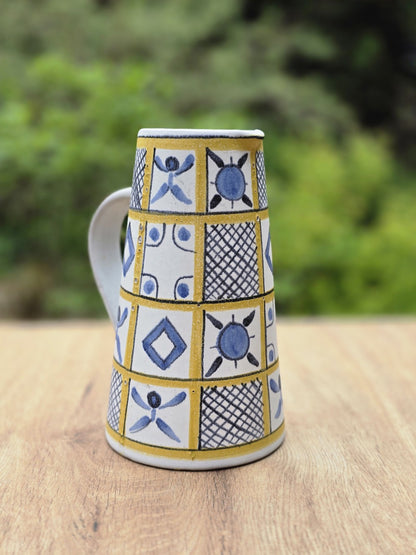 Vintage Krug Marschner 333 aus DDR-Keramik mit blau-gelber Gestaltung, konischer Form und geometrischem Dekor im Mid-Century-Stil.
