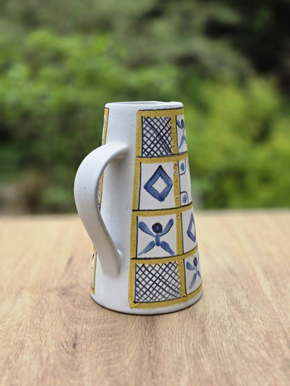 Marschner Keramik Krug Modell 333 mit blau-gelbem Muster, hohem Henkel und klarer geometrischer Formgebung aus der DDR-Zeit.