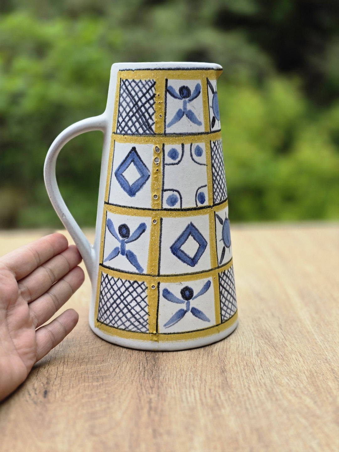 Kunsttöpferei Marschner Modell 333 als Vintage DDR-Krug mit blau-gelbem Dekor, geometrischer Optik und Mid-Century-Ausstrahlung.