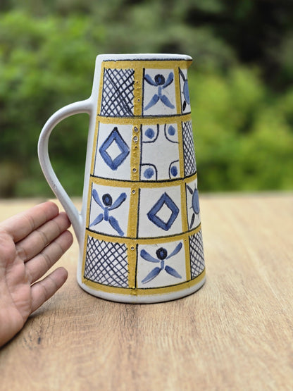 Kunsttöpferei Marschner Modell 333 als Vintage DDR-Krug mit blau-gelbem Dekor, geometrischer Optik und Mid-Century-Ausstrahlung.