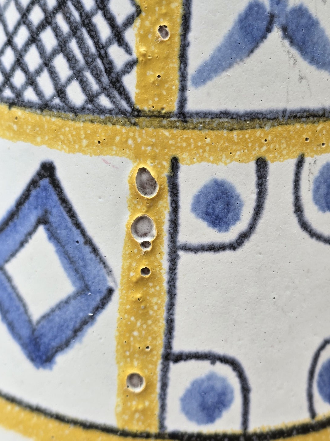 DDR Vintage-Keramikkrug Marschner 333 mit blau-gelber Glasur, geometrischem Dekor und handwerklich geprägter Oberfläche.
