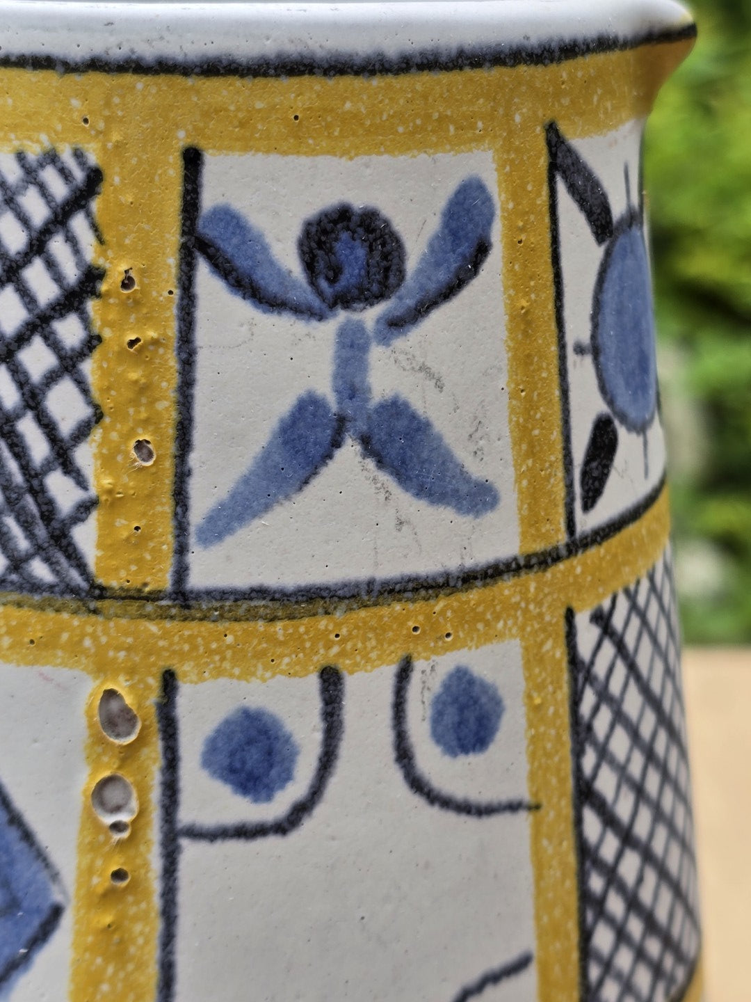 Marschner Krug Modell 333 aus ostdeutscher Keramik der 1960er bis 1970er Jahre mit blau-gelbem Dekor und Mid-Century-Form.