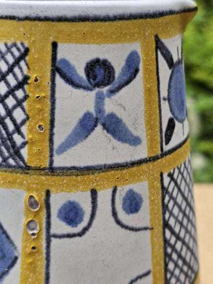 Marschner Krug Modell 333 aus ostdeutscher Keramik der 1960er bis 1970er Jahre mit blau-gelbem Dekor und Mid-Century-Form.