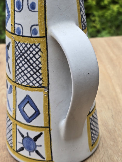 Vintage Henkelkrug von Marschner Keramik, Modell 333, mit geometrischem Dekor in Blau und Gelb sowie klarer DDR-Keramik-Anmutung.