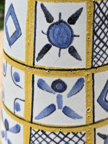 Kunsttöpferei Marschner Krug aus DDR-Keramik mit Modellnummer 333, blau-gelbem Dekor und geometrischer Mid-Century-Gestaltung.
